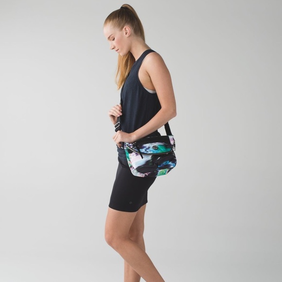 NWOT lululemon festival bag - print: pigment wind dragonfly - Picture 3 of 9